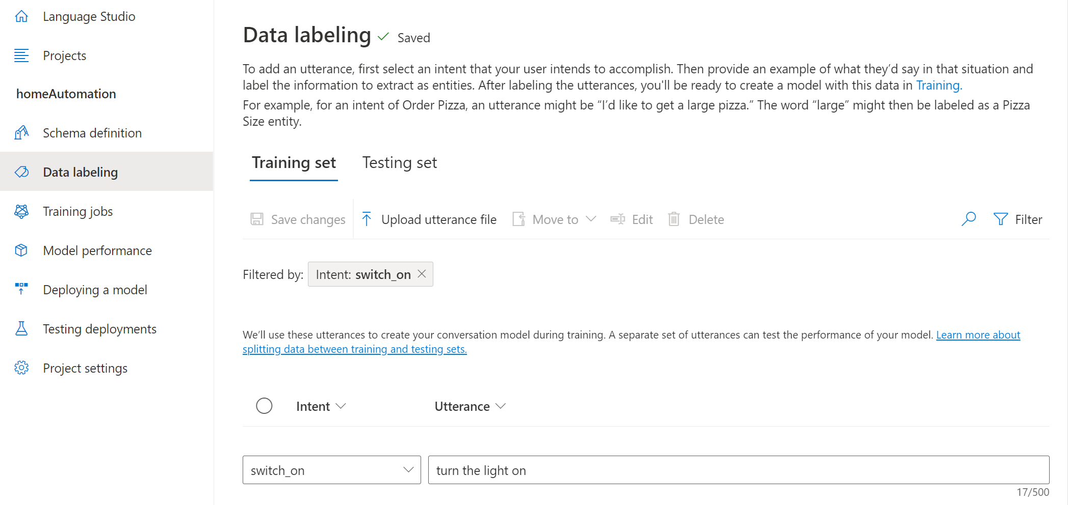 Fügen Sie dem Trainingssatz eine Äußerung hinzu, indem Sie „turn the light on“ (Licht einschalten) unter „Äußerung“ eingeben.