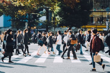 Foto sekelompok pejalan kaki.