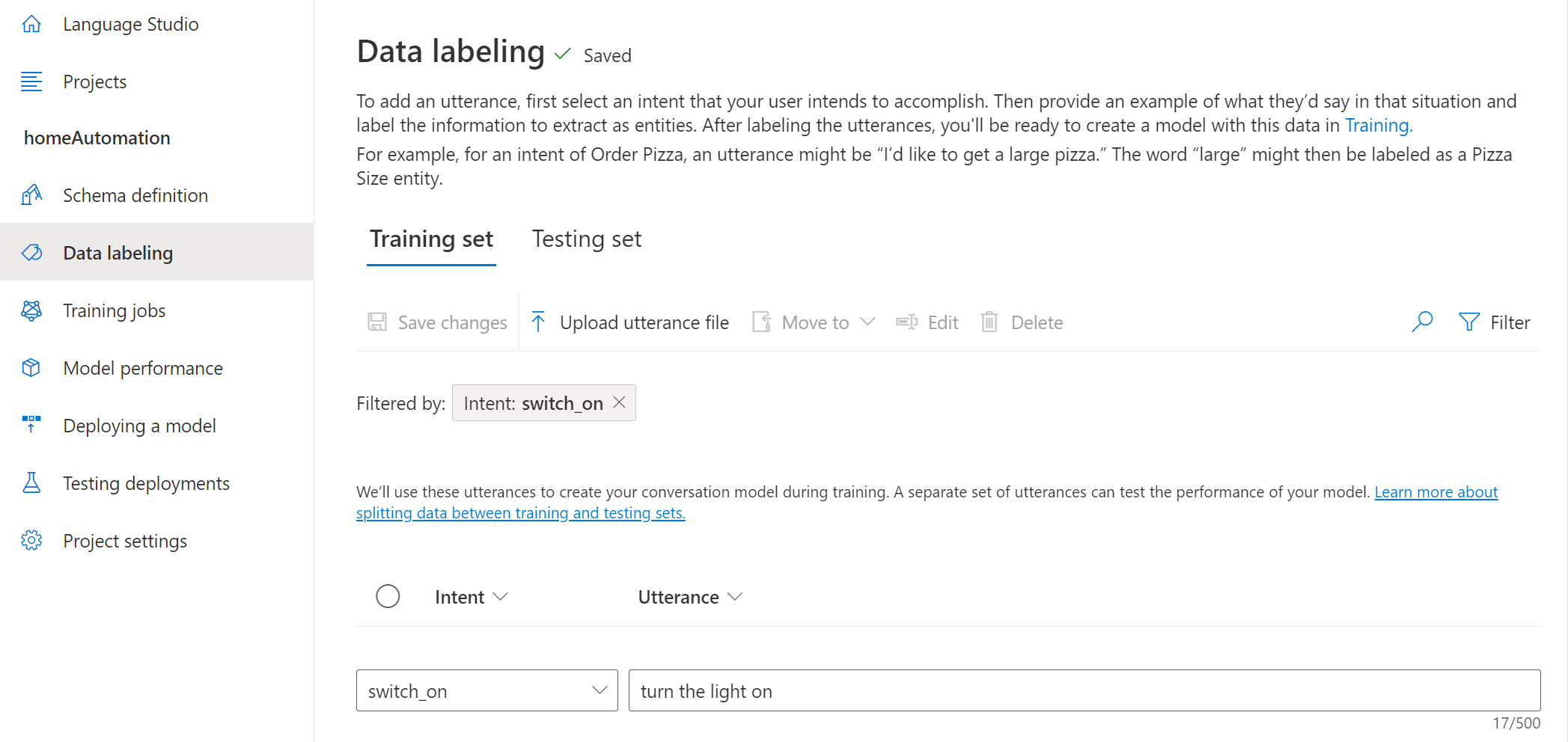 発話の下に「turn the light on」と入力して、トレーニング セットに発話を追加します。