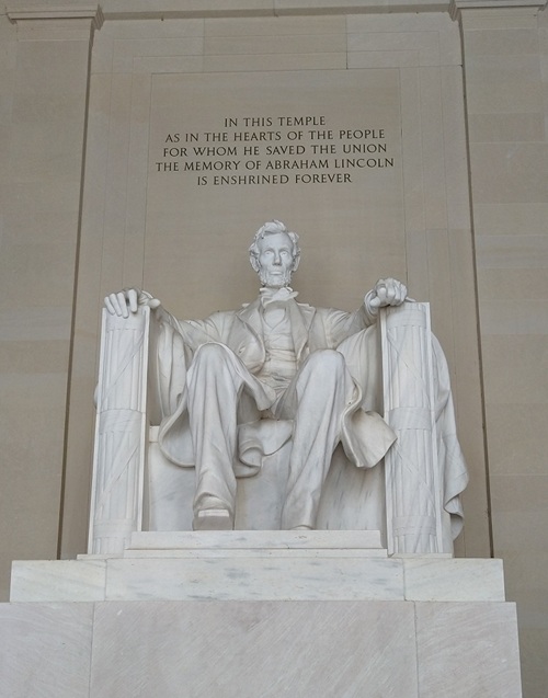Photograph of a statue of Abraham Lincoln.